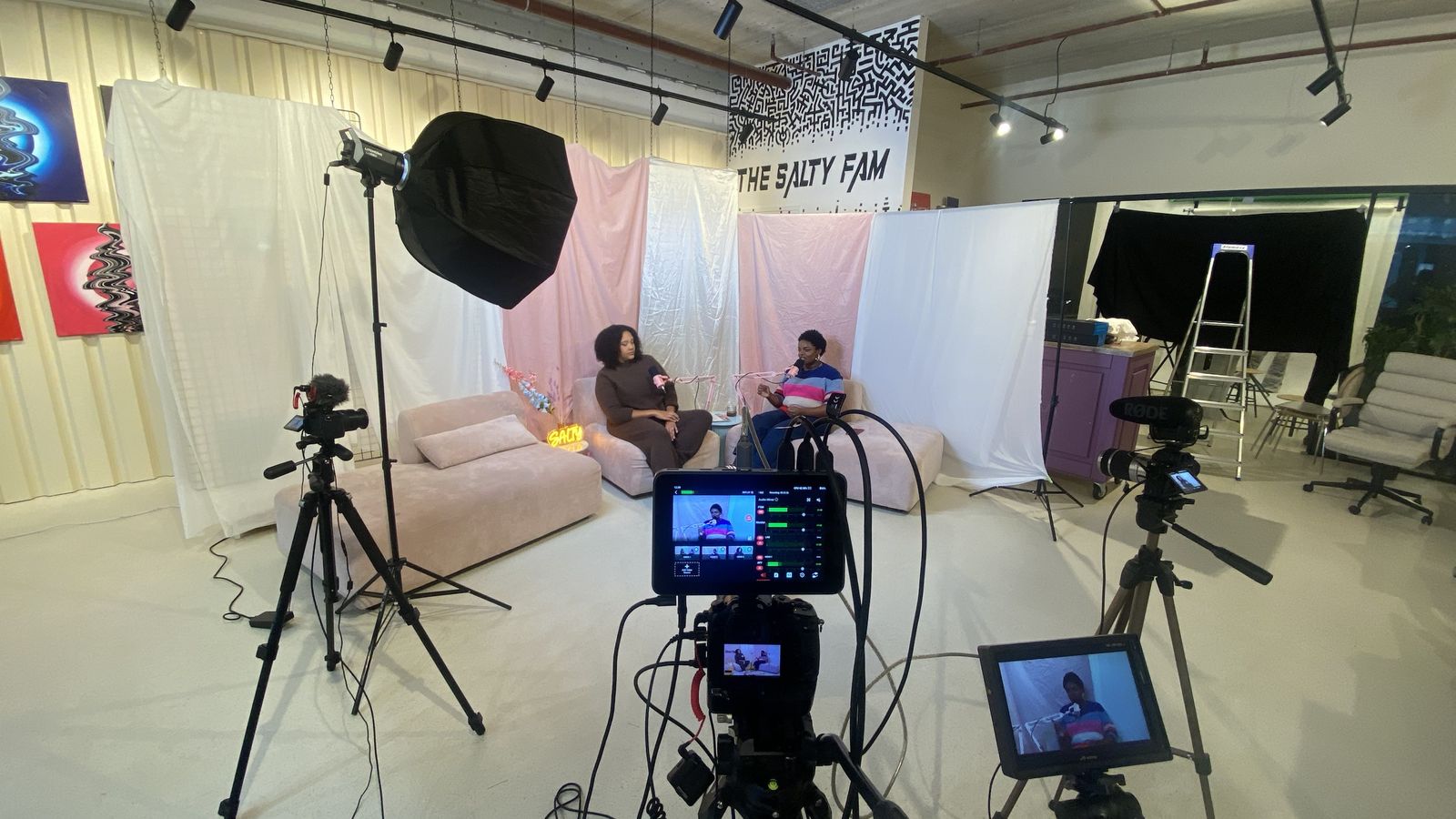 Studio met drie camera's, softbox en livemixer tijdens een podcastopname
